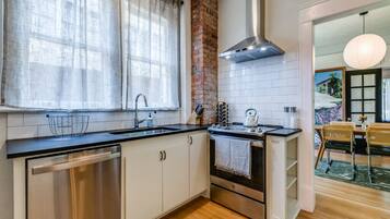 Microondas, horno, placa de cocina y lavavajillas