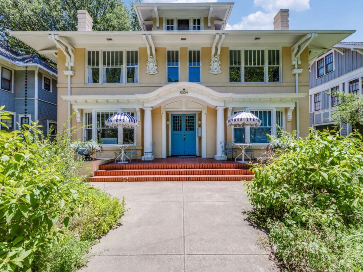 Cozy 2-bedroom apartment in Historic Munger Place with AC, WiFi, and charm!