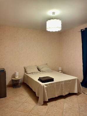 3 bedrooms, iron/ironing board, WiFi, bed sheets
