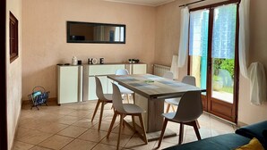 A dining area with a table, chairs, a kitchen counter, and a large mirror. - Villa la colle sur loup close to the sea, ideal family, near village (La Colle-sur-Loup)