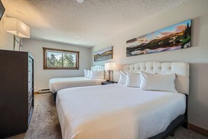 2 habitaciones, tabla de planchar con plancha, cuna de viaje y wifi 