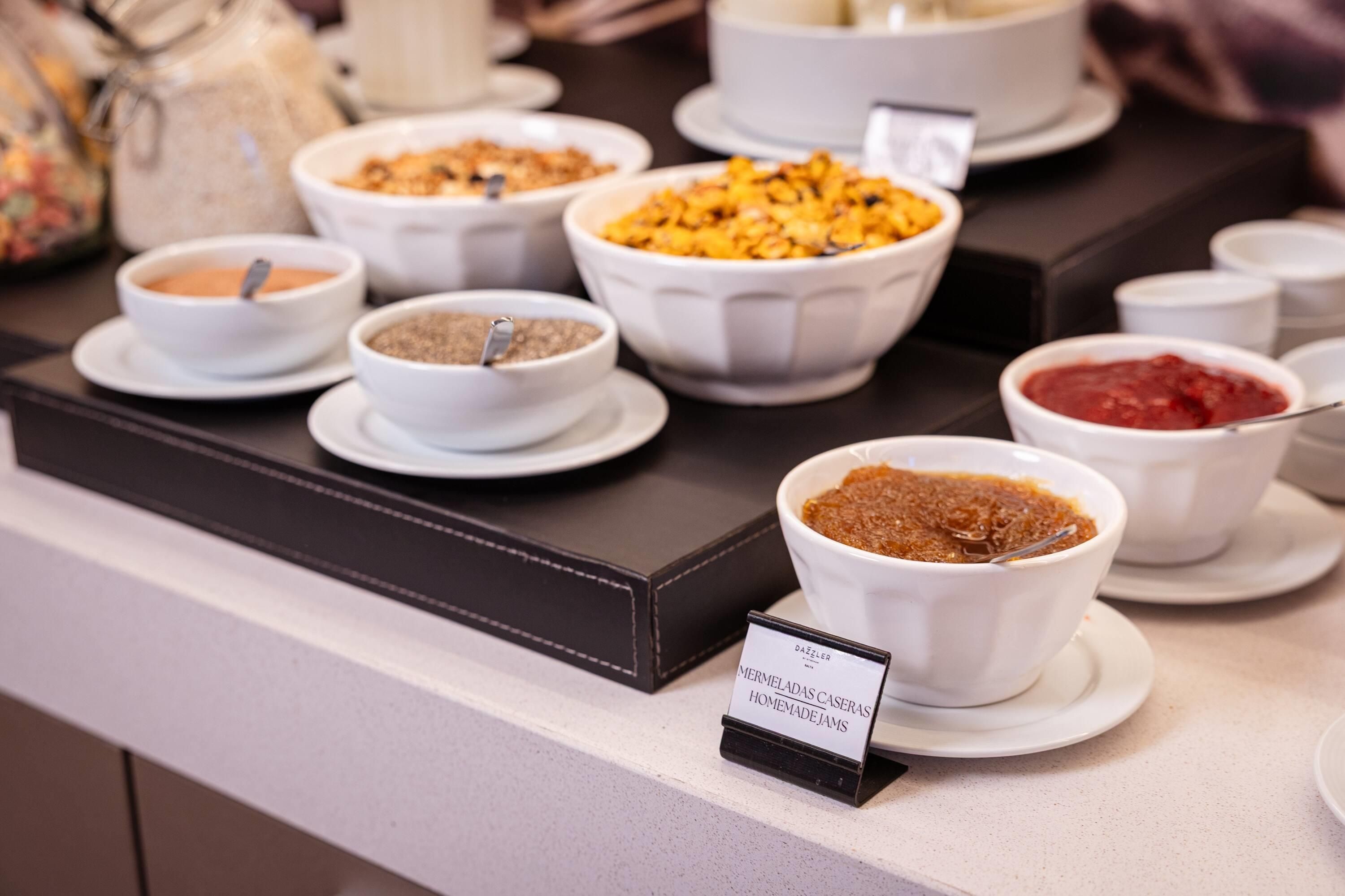 Un buffet proposant divers plats présentés dans des bols.