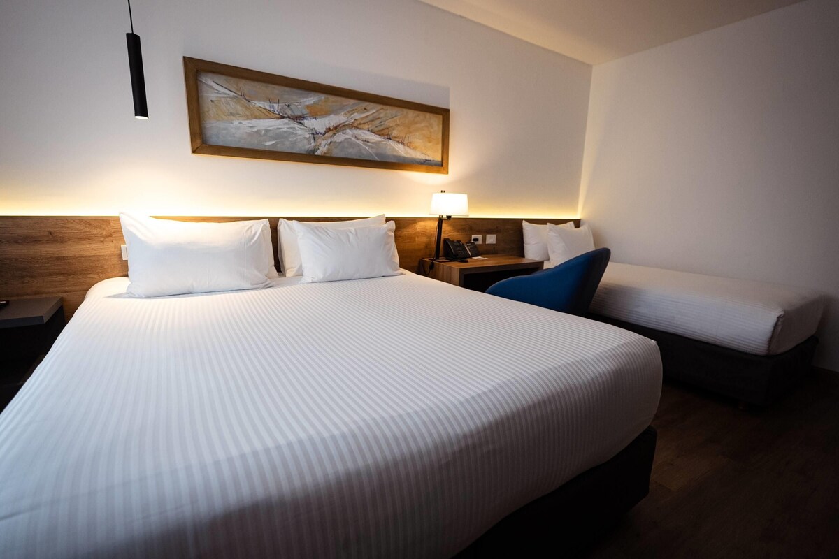 Habitación estándar, varias camas, para no fumadores | Sábanas de algodón egipcio, ropa de cama de alta calidad y edredón