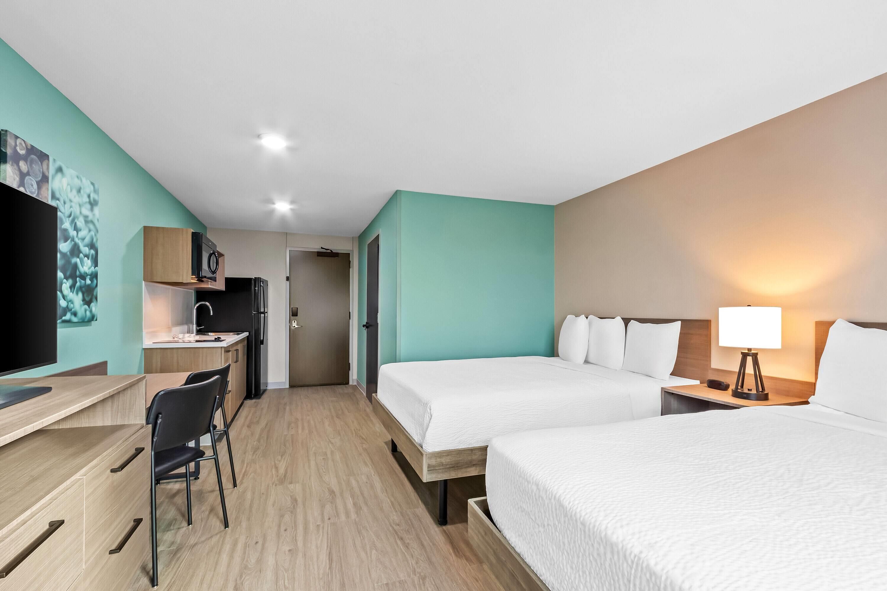 Suite, 2 Tempat Tidur Queen, Bebas Asap Rokok | Meja kerja, ruang kerja ramah laptop, dan tirai kedap cahaya