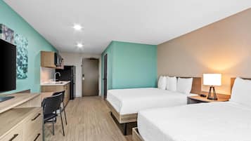 Suite, 2 Tempat Tidur Queen, Bebas Asap Rokok | Meja kerja, ruang kerja ramah laptop, dan tirai kedap cahaya