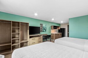 Suite, 2 camas de matrimonio, no fumadores | Escritorio, espacio para trabajar con un portátil, cortinas opacas