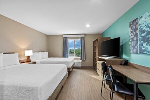 Suite, 2 camas de matrimonio, no fumadores | Escritorio, espacio para trabajar con un portátil, cortinas opacas