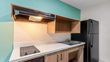 Room, 1 Queen Bed, Mobility Accessible, Non Smoking (Bathtub W/grab Bars) | Desk, laptop workspace, blackout curtains, free WiFi