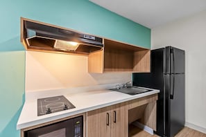 Room, 1 Queen Bed, Mobility Accessible, Non Smoking (Bathtub W/grab Bars) | Desk, laptop workspace, blackout curtains, free WiFi - Echo Suites Extended Stay By Wyndham Phoenix-Peoria/Glendale (Peoria)