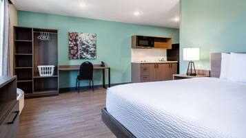 Room, 1 Queen Bed, Mobility Accessible, Non Smoking (Bathtub W/grab Bars) | Desk, laptop workspace, blackout drapes, free WiFi