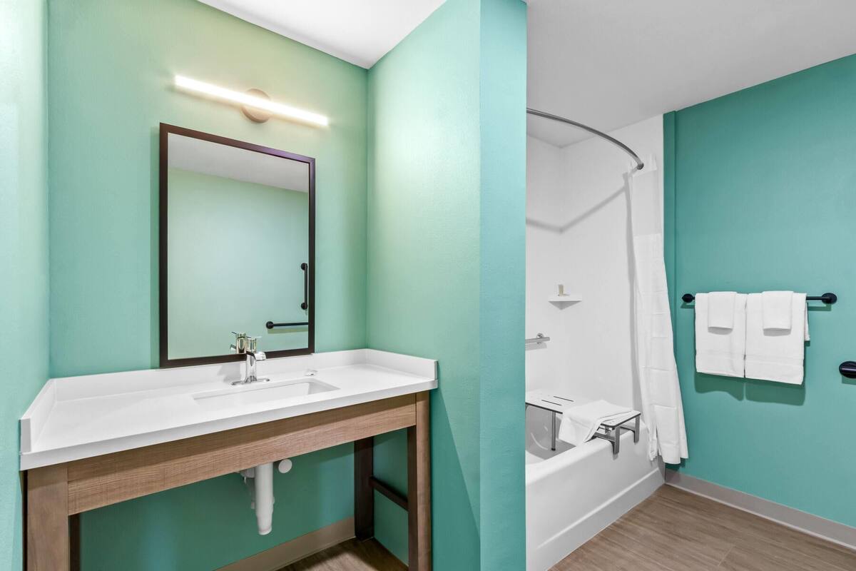Habitación, 1 cama de matrimonio, accesible en silla de ruedas, no fumadores (Bathtub W/grab Bars) | Baño | Toallas y papel higiénico