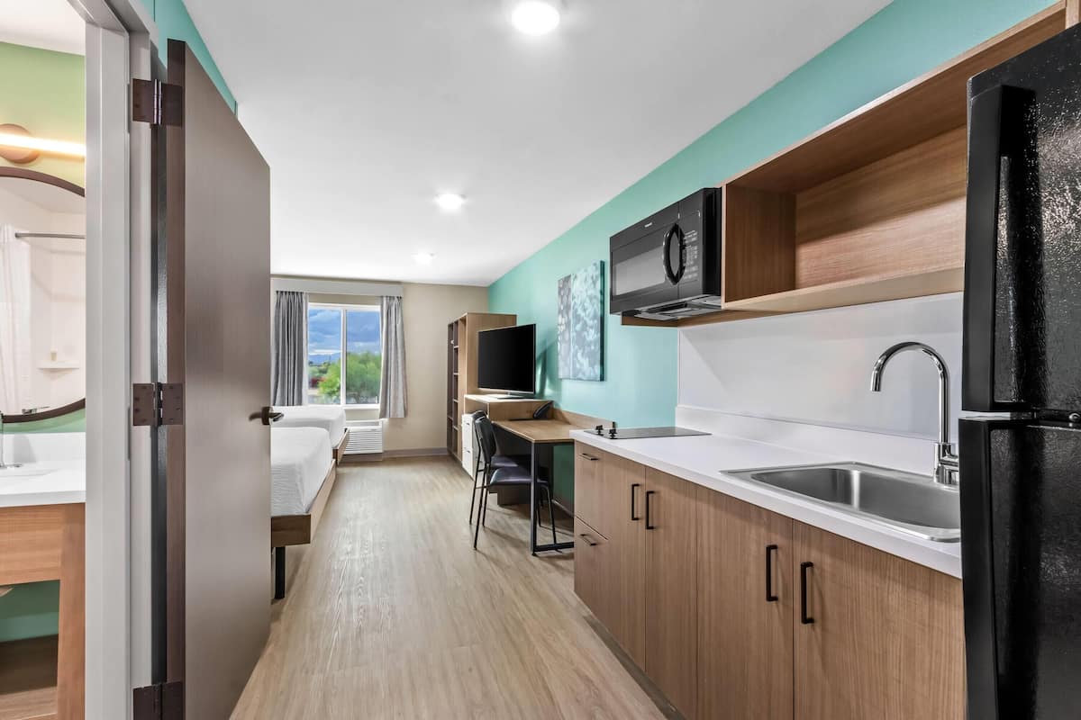Suite, 2 camas de matrimonio, no fumadores | Escritorio, espacio para trabajar con un portátil, cortinas opacas