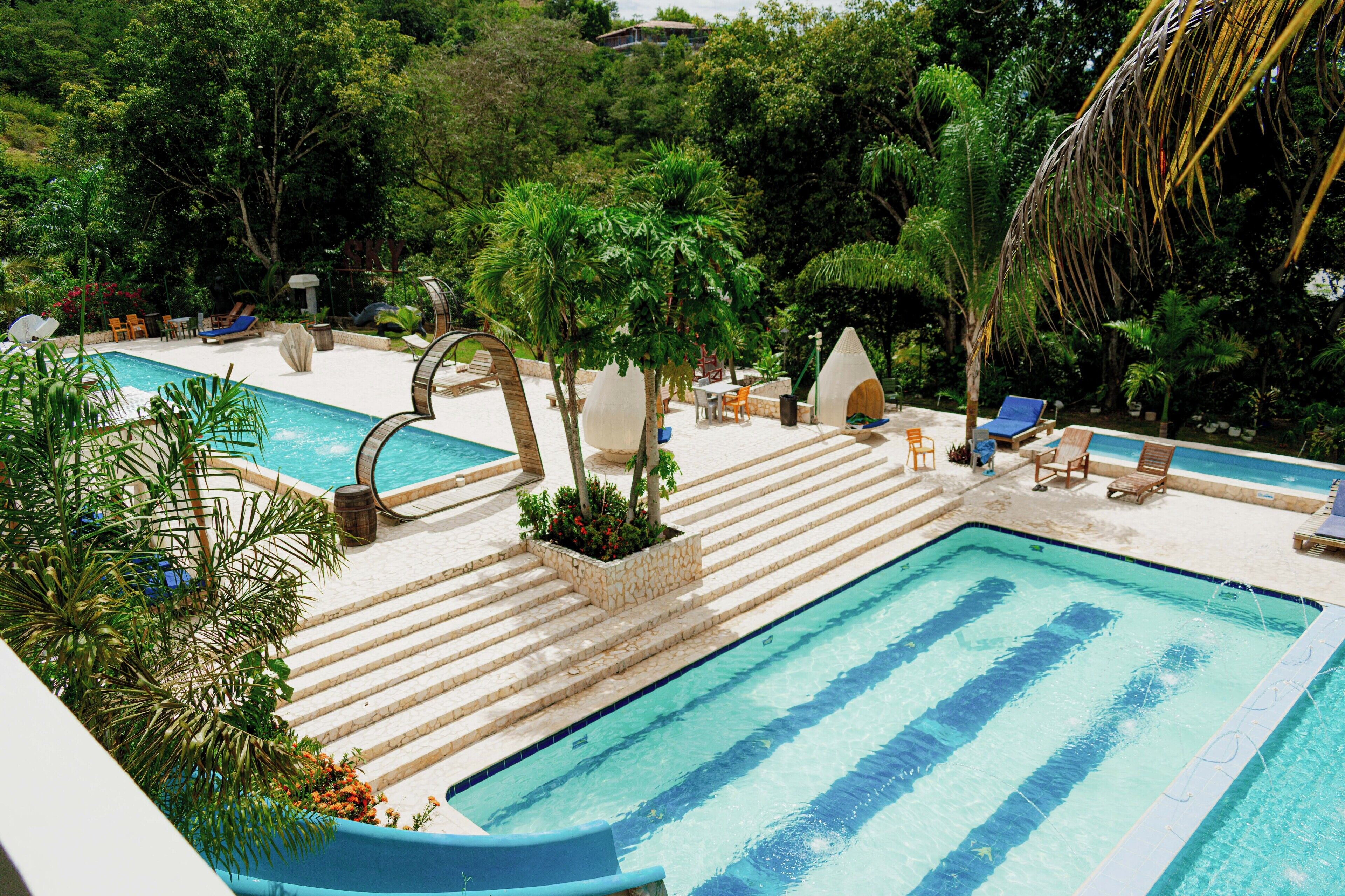 2 من حمّامات السباحة الخارجية