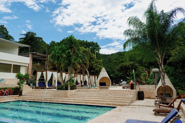 2 outdoor pools