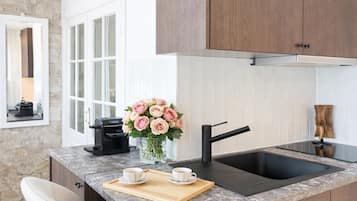 Signatur-studiolejlighed - udsigt til gårdsplads | Privat køkken | Mikrobølgeovn, kogeplade, espressomaskine, elkedel