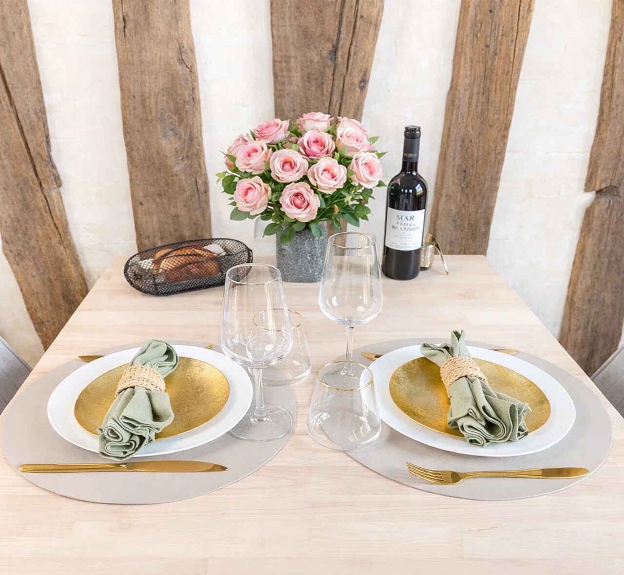 Signature Studio, Courtyard View | Dining room