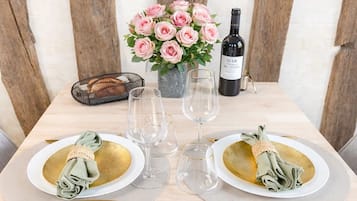 Signature Studio, Courtyard View | Dining room