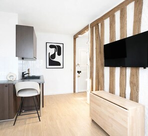 Signature Studio, Courtyard View | Living area | 80-cm Smart TV with digital channels - 1614 Sevres (Paris)