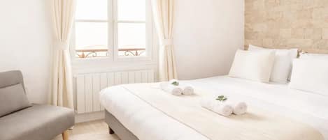 Signature Studio, Courtyard View | Living area