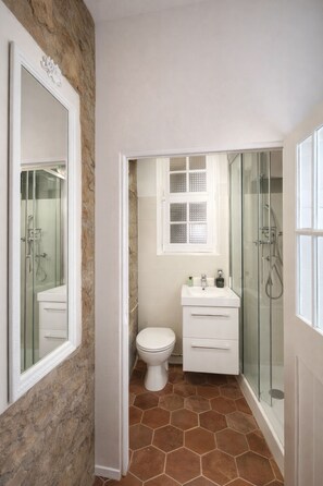 Studio Signature, vue sur la cour intérieure | Salle de bain | Serviettes fournies