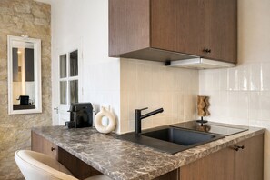 Estudio Prestigio, vista al patio | Cocina privada | Microondas, parrilla de estufa, cafetera de espresso y tetera eléctrica 