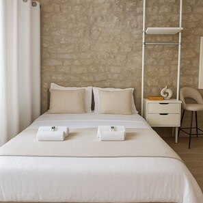 مكواة/لوح كي وسرير سفر وواي فاي مجانًا وملاءات أسرّة