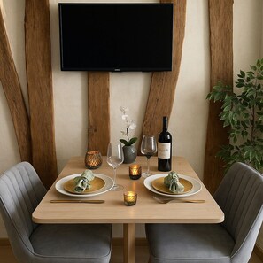 Signature Studio, Courtyard View | Dining room
