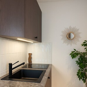 Signature-studio, näköala pihalle | Yksityinen keittiö | Mikroaaltouuni, liesi, espressokone, vedenkeitin