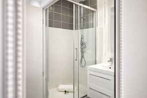 Signature Studio, Courtyard View | Bathroom | Towels - 1614 Sevres (Paris)