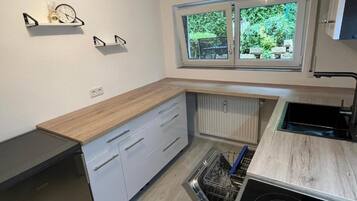 Fridge, oven, stovetop, dishwasher