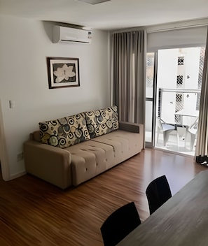 Una televisión de pantalla plana