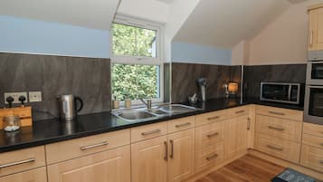 Chaumière | Cuisine privée | Lave-vaisselle, vaisselle et ustensiles