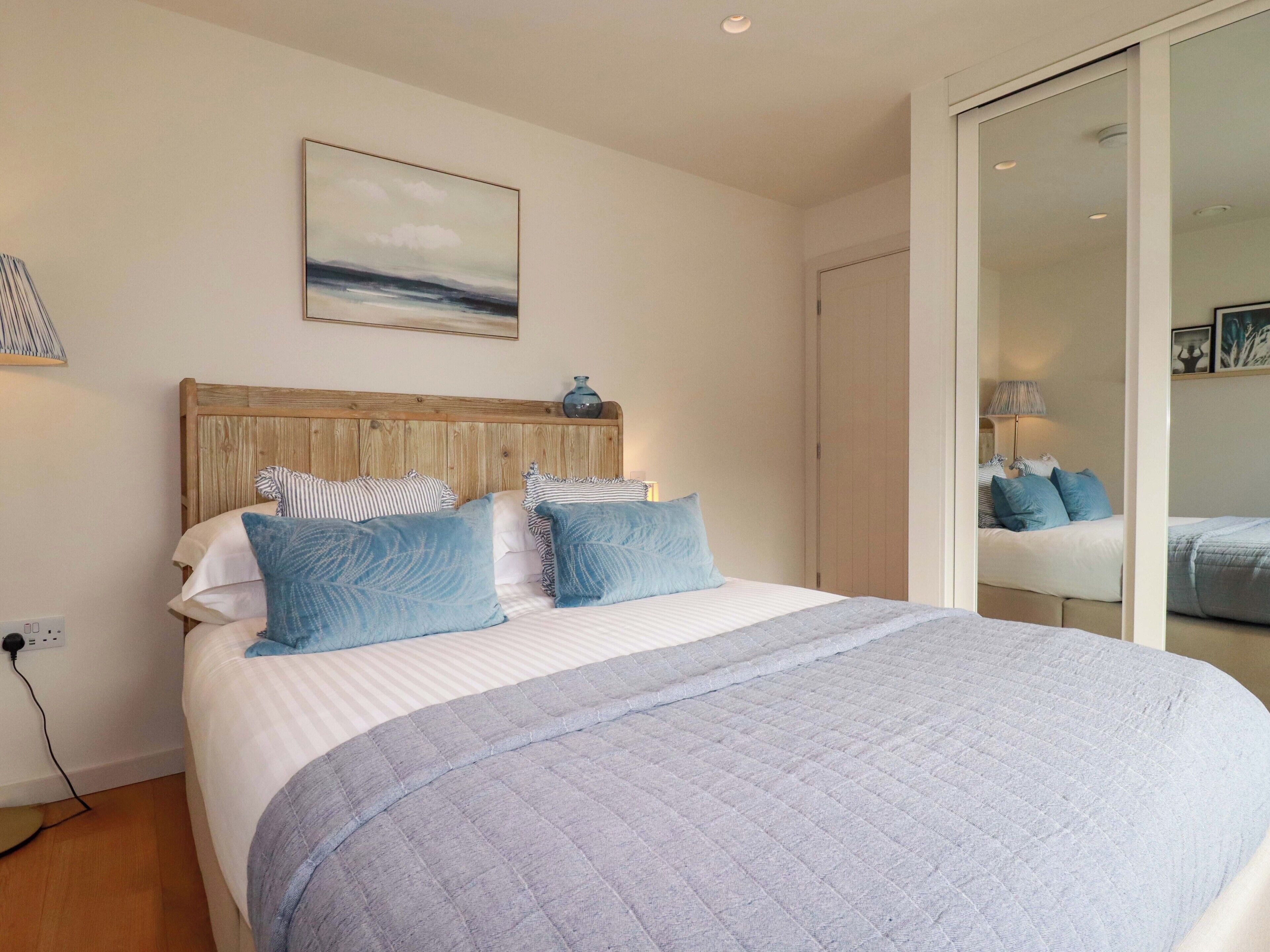 4 عدّة غرف نوم وبديكورات فريدة لكل غرفة وطراز فريد لكل وحدة