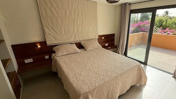 3 bedrooms, in-room safe, iron/ironing board, travel cot