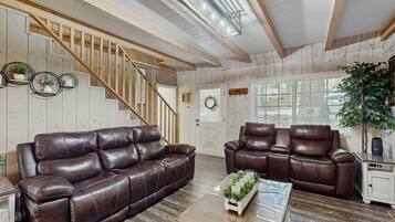 Televisie, een open haard en een kantoor