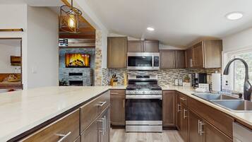 Een koelkast, een microgolfoven, een oven, een kookplaat