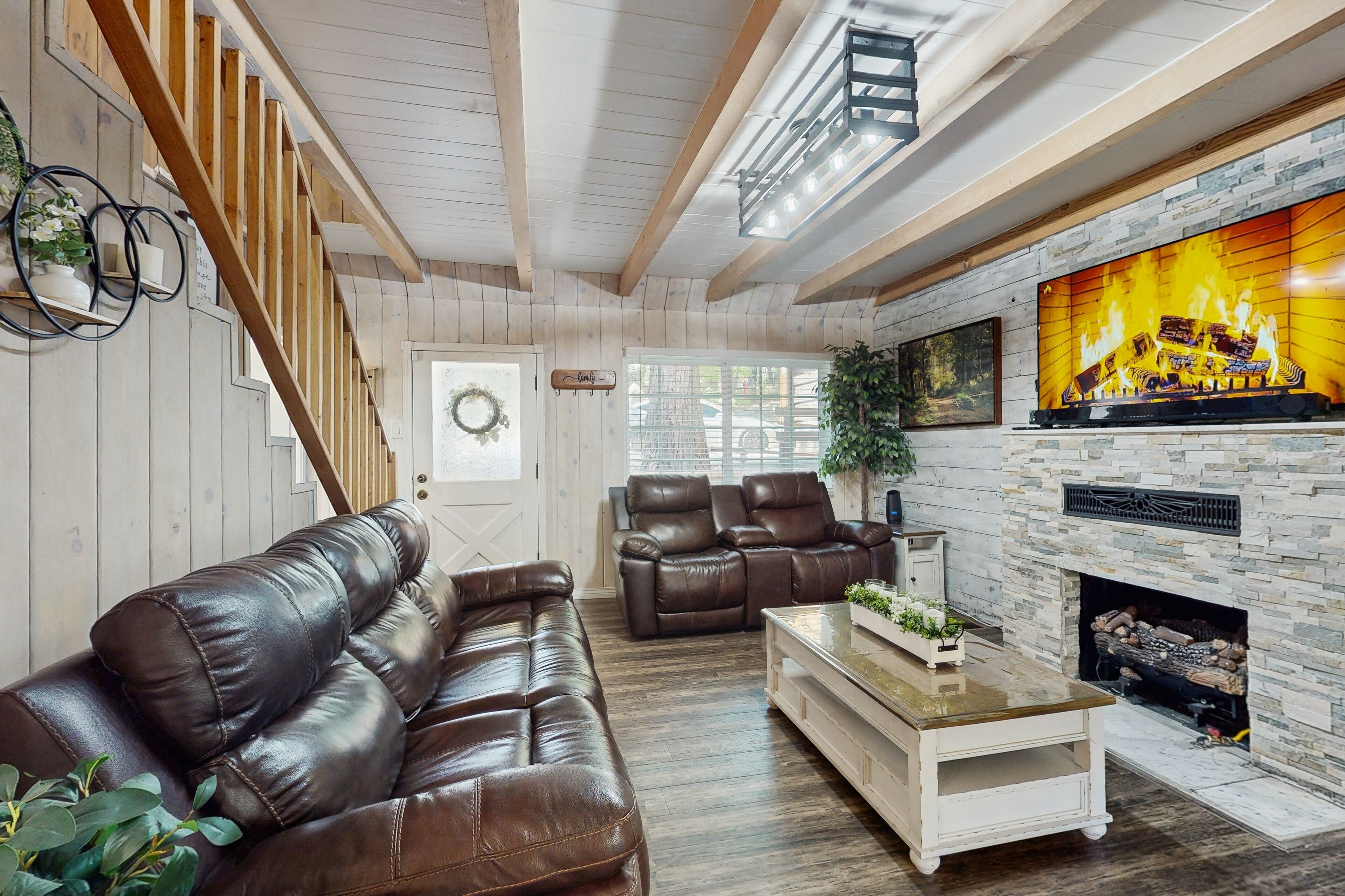 TV, peis og kontorer