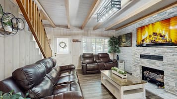 Televisie, een open haard en een kantoor