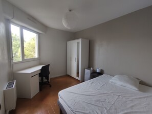 4 bedrooms, iron/ironing board, bed sheets