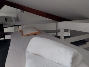1 chambre, fer et planche à repasser, draps fournis