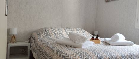 1 slaapkamer, een strijkplank/strijkijzer, beddengoed