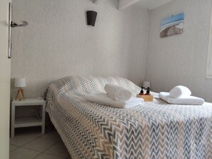 1 dormitori, planxa i posts de planxar i roba de llit