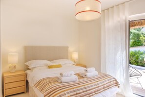 4 bedrooms, iron/ironing board, WiFi, bed sheets - Lovely luxury villa with garden and private pool (Sainte-Maxime)