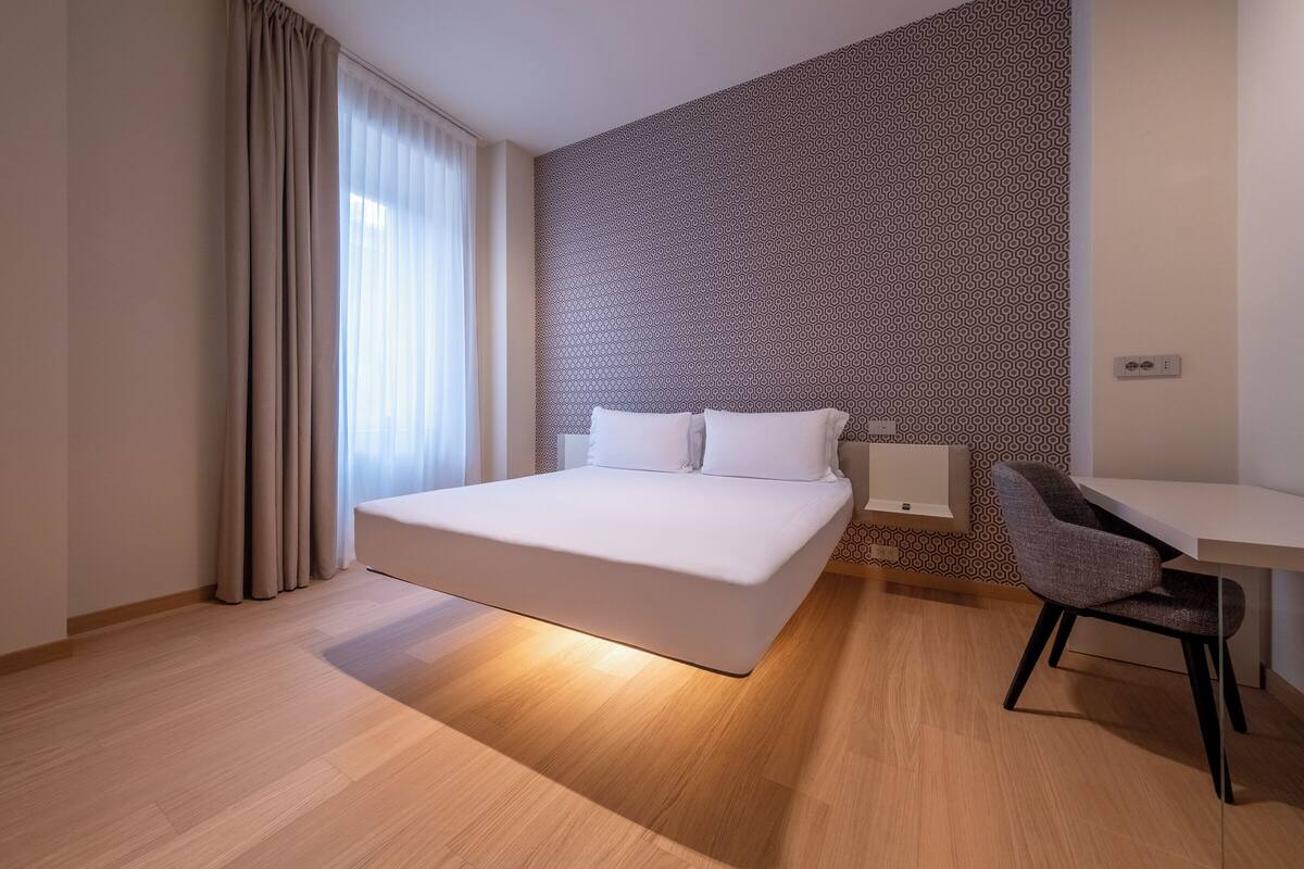 Suite – deluxe, balkong | Skrivebord og wi-fi (inkludert)