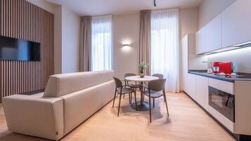 Deluxe Suite, Balcony | Private kitchen | Fridge, stovetop, cookware/dishes/utensils