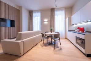 Deluxe Suite, Balcony | Private kitchen | Fridge, stovetop, cookware/dishes/utensils