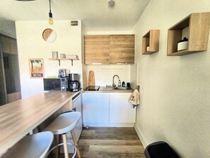 Réfrigérateur, micro-ondes, cafetière/bouilloire