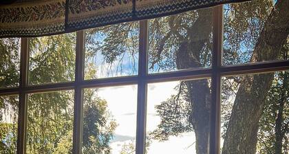 Magical 5 bedroom house over Moreno Lake.