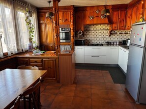 Fridge, microwave, oven, stovetop - Charming 2-bedroom apartment with AC, WiFi in awesome Venice (Venice)