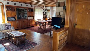 A spacious living room with wooden floors, a dining area, and a TV. - Charming 2-bedroom apartment with AC, WiFi in awesome Venice (Venice)